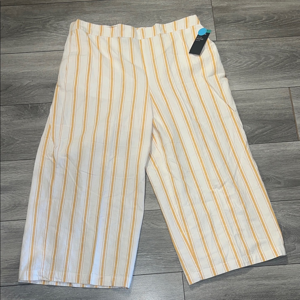 a.n.a Women's Cropped Pants in White and Orange Stripes